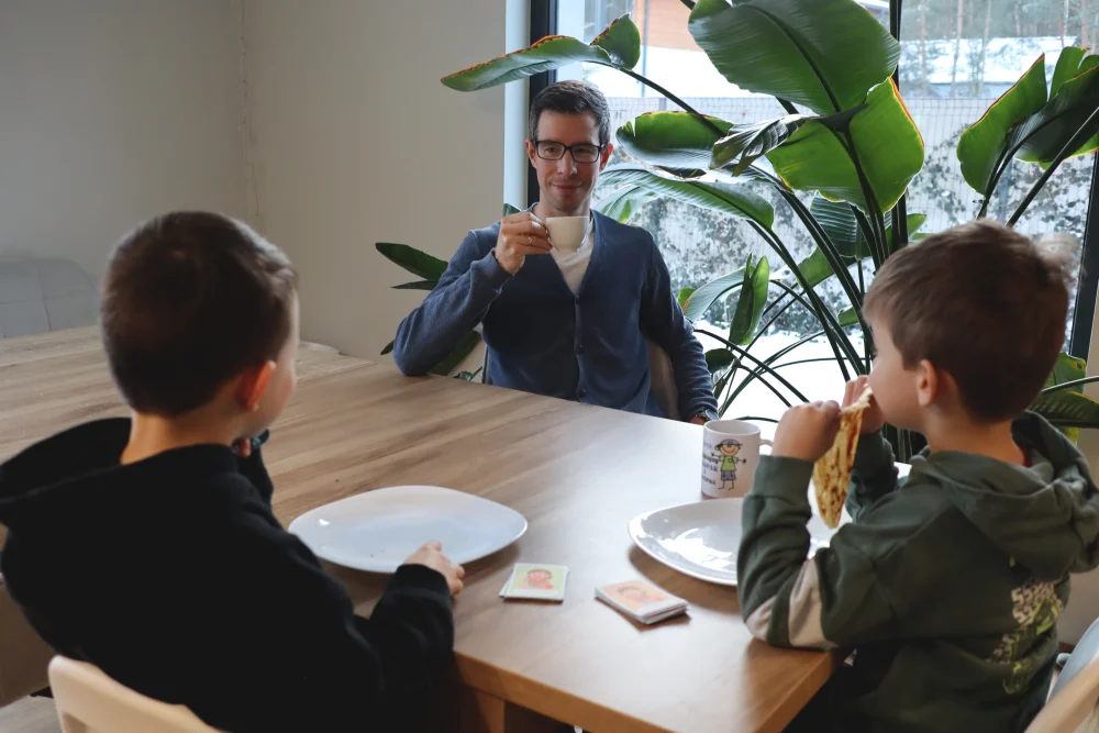 Szymon, autor Poranków Mistrzów, przy śniadaniu z dwoma synami